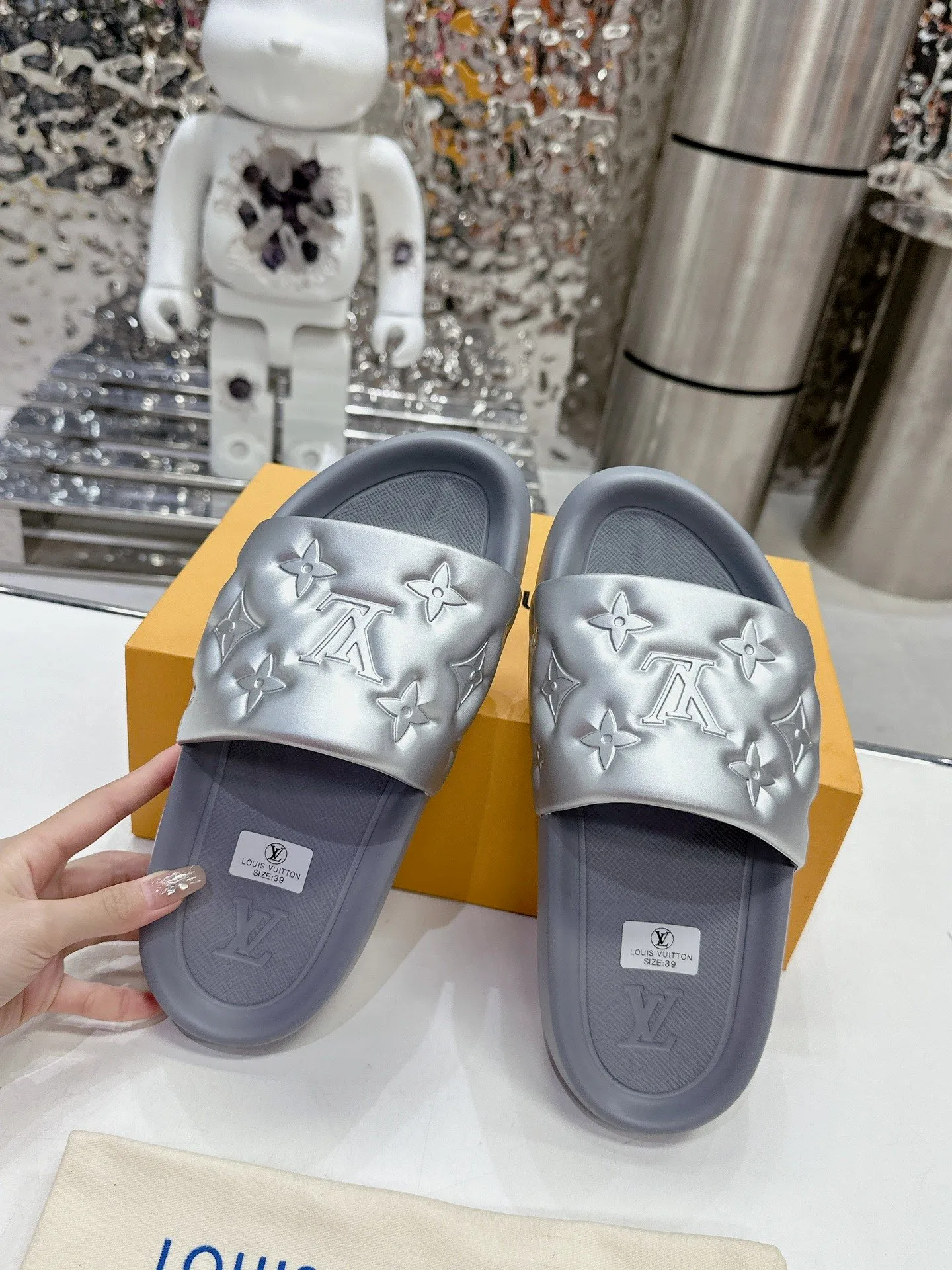 [L Home] P: 280💰 ▪️Shoe size: Women's 35-40 Men's 38-46▪️Packaging: Counter top quality~original packaging 𝟐𝟎𝟐5 Louis Vuitton counter's new embossed slippers, lv monogram embossed slippers, Waterfront sandals are back with a new look, and the upper buckle is embossed with lv's iconic Monogram pattern. Made of waterproof rubber with a comfortable and resilient insole. The lightweight, flexible outsole is embossed with the Louis Vuitton logo. ▪️Fabric: Original molded rubber foam surface ▪️Technology: embossed logo ▪️Sole: Original molded rubber foam outsole ▪️Sole thickness: 3CM.